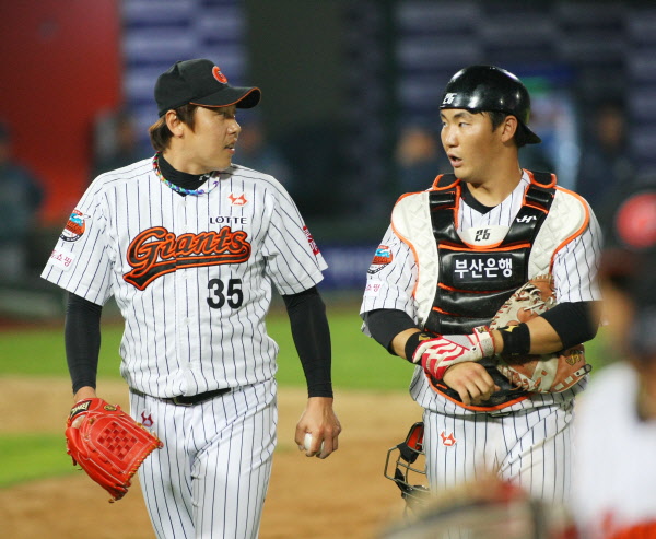 이닝을 마무리 지으며 이야기를 나누고있는 이명우 장성우